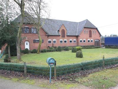 Leuke hoeve met 5 slpks, achteraan grote weide