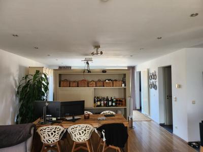 Licht dakappartement met groot terras en moderne keuken