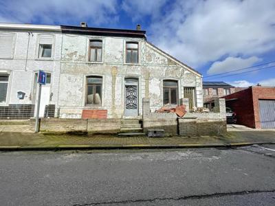 Maison 3 façades avec annexe à rénover avec terrasse avant