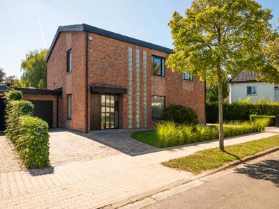 Modernistische villa met zuidtuin op uitstekende locatie