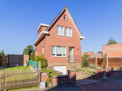 Mooie gerenoveerde 4-gevelwoning