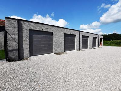 Nieuwbouw garages in het centrum van Lembeke.