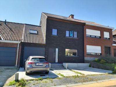 Nieuwbouwwoning te huur met 4 slaapkamers, garage en tuin