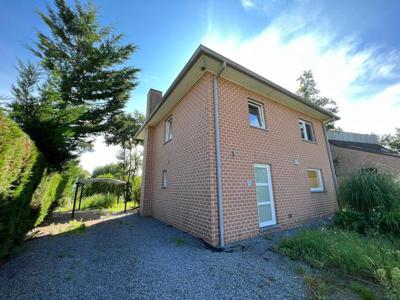 Open bebouwing met 3 slaapkamers tuin en carport