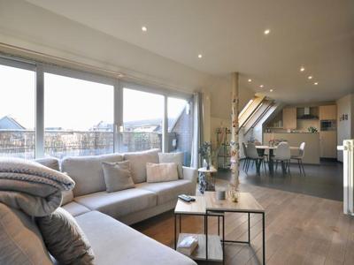 Penthouse met ruim terras op het Ruienplein te Kluisbergen