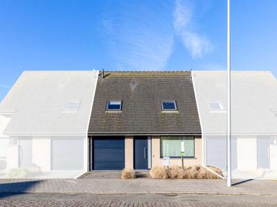 Relatief jonge nieuwbouwwoning met praktische indeling en gu