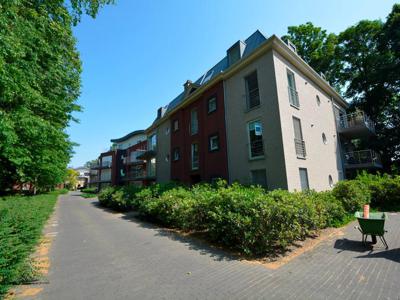 RUIM APPARTEMENT MET 3 SLK, 2 BADK., PARKING EN TERRAS!