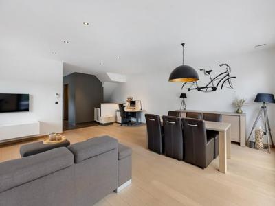 Ruim duplex appartement met 2 garages