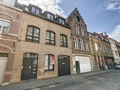 Tof éénslaapkamerappartement in het hartje van Ieper.