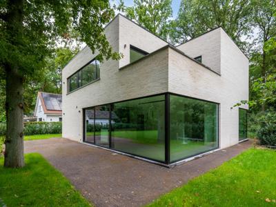 Topgelegen moderne nieuwbouwvilla op +/- 11.900 m2.