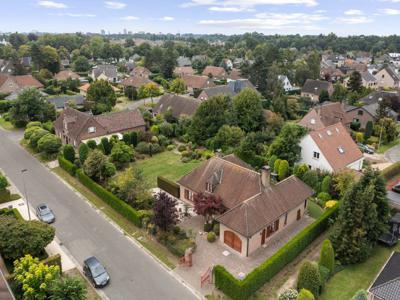 Villa met aanpalende bouwgrond in een groene residentiële...