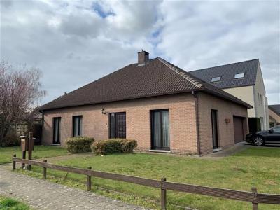 Vrijstaande woning in rustige woonwijk te Boechout!