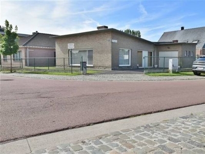 Gezellige bungalow met garage, tuin en oprit te Grembergen b