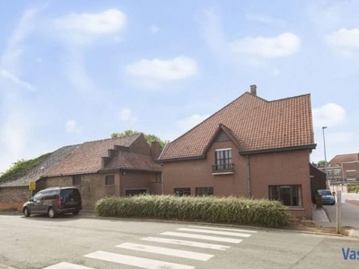 Voormalige hoeve met EPC Label D in centrum Deftinge