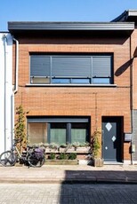 Charmante gerenoveerde woning met ruime tuin te koop