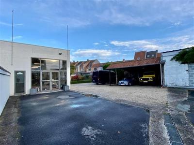 MAGAZIJN/ATELIER van 300m2 met OPRIT, PARKING en CARPORT.