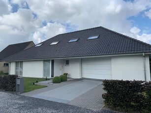 Alleenstaande villa met 3 slaapkamers , dubbele garage , ...