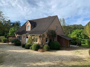 Licht huis met tuin, terras en parkeerplaats