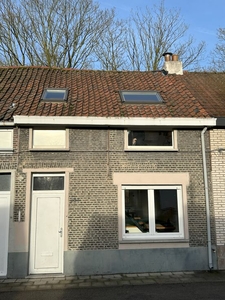 Gerenoveerde arbeiderswoning met grote garage en opslag