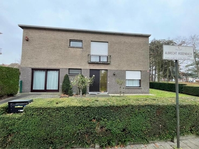 Halfopen woning te koop in Sint-Amandsberg