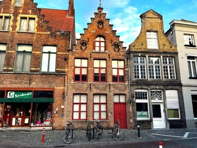 Karaktervol burgershuis gelegen aan de St-Jakobskerk in de historische stadskern