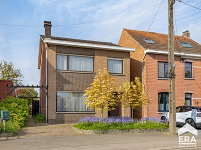 Te renoveren, ruime woning met 3 slks op perceel van 7a 50ca