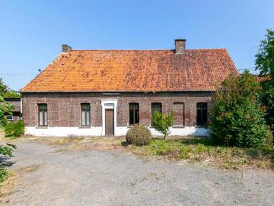 Hoeve met omliggende gronden te Kruishoutem