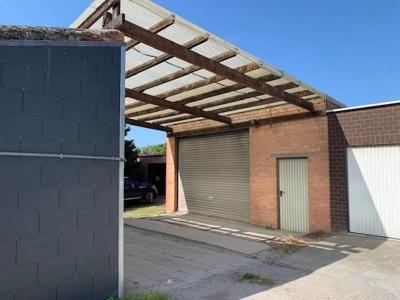 Grote garage met 3 achterliggende, op te frissen, garages