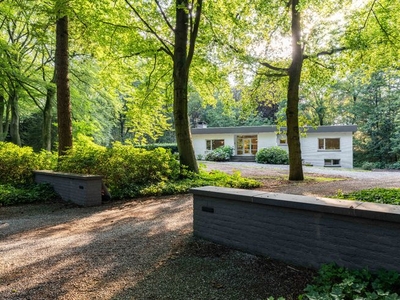 Volledig gerenoveerd landhuis gelegen in het mooie domein '