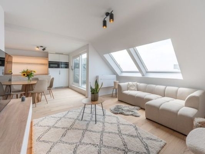 Volledig gerenoveerde duplex met 2 slaapkamers + slaaphoek