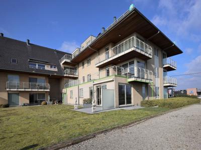 GELIJKVLOERS APPARTEMENT MET ZONNIG TERRAS EN GARAGE