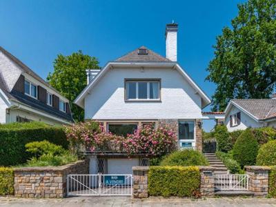 Mooie vrijstaande villa dichtbij Dumonplein in Stokkel