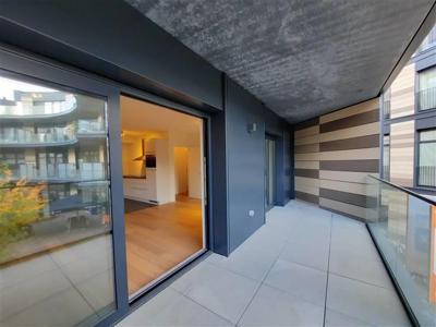 Verzorgd appartement met 2 slpks, terras en privé parking.