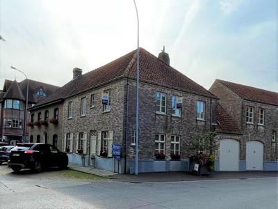 TE HUUR: Ruime gezinswoning met 3 slaapkamers en carport te