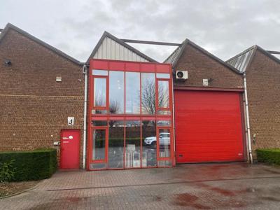 Te huur magazijn +/-750 m² en kantoor +/- 40 m² 1 grote sect