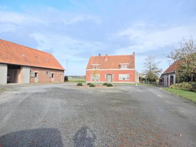 Alleenstaande woning met bijgebouwen te Meulebeke.