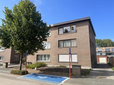 Appartement met terras en garagebox in rustige buurt