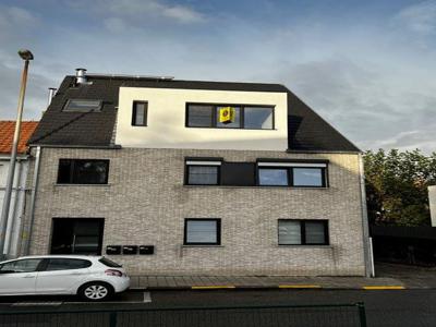 Centraal gelegen duplex appartement met autostaanplaats.