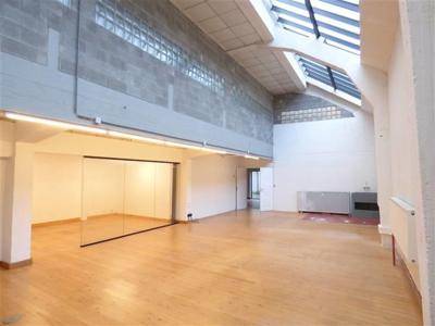 Grote werkplaats op 2 niveaus + - 635 m² en borg + - 90 m²