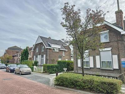 Halfopen bebouwing met vlotte connectie naar A12