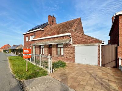 Halfopen op te frissen woning met landelijk uitzicht.