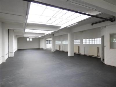 Magazijn van + - 350 m²