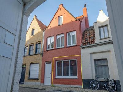 Nieuw glvl app met 1 slaapkamer en koer, centrum Brugge.