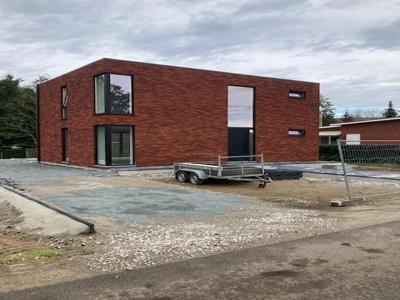 Nieuwbouw gezinswoning met 3 slaapkamers, terras, tuin.