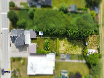 Op te frissen HOB met garage en grote tuin te Nieuwerkerken!