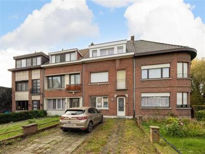 Op te frissen woning met 4 slaapkamers, tuin en 2 garages.