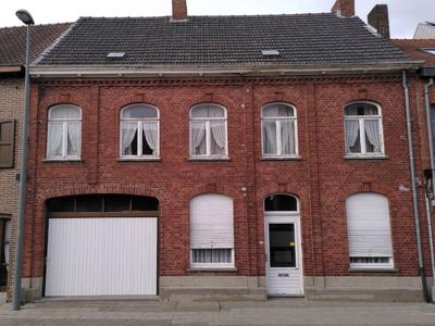 Zonnebeke: ruime woning met loods.