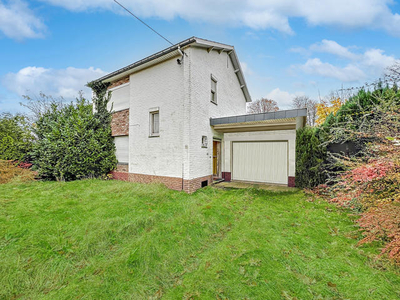 4 façades à rénover, 2CH, bureau, véranda, garage, jardin.