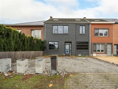 Brede rijwoning met 7 kamers, 2 badkamers, tuin en garage