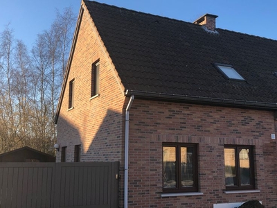 Gezellige instapklare 3 gevelwoning met 2 SLK